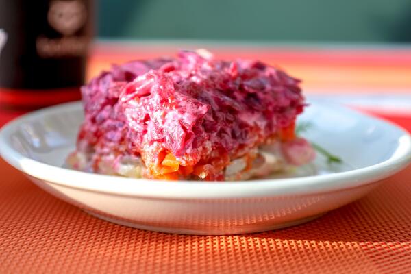 Как приготовить самую вкусную селедку под шубой в Новый год — слои, маринад и сахар