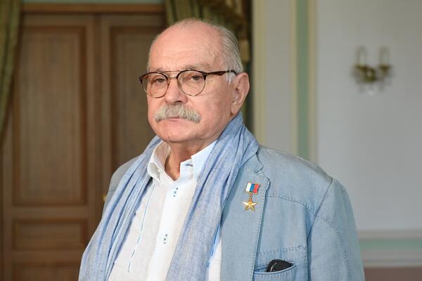 Уехал из Москвы: в Сети обсуждают случайное фото Михалкова