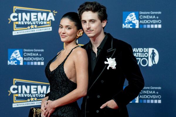 Не поддается «проклятию клана Кардашьян»: Шаламе засекли на секретных каникулах с его любимой 