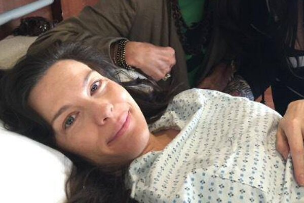 В Сети появилось фото Лив Тайлер в больничной палате после родов