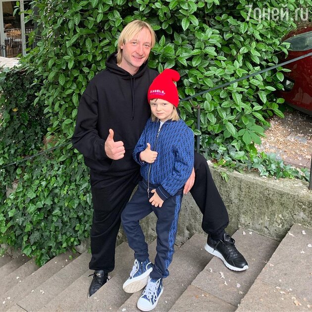 Евгений Плющенко с сыном Сашей Евгений Плющенко с сыном Сашей