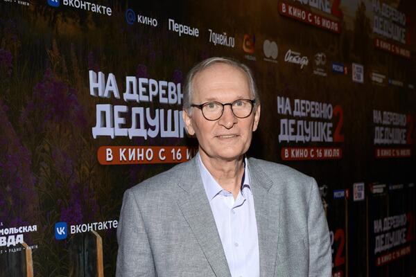 Федора Добронравова поддержали внучки на премьере фильма «На деревню дедушке 2»