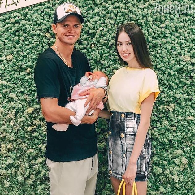 Анастасия Костенко и Дмитрий Тарасов с дочкой Миланой