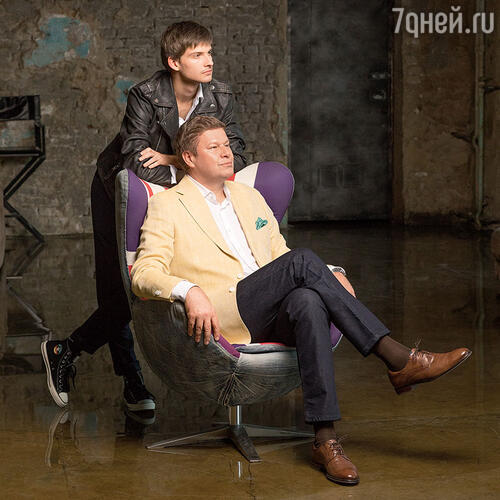 Дмитрий: «Конечно, я ловлю себя сейчас на мысли, что, может быть, стоило уделять Мише больше внимания, но работа не давала. Уж что есть, то есть, ребенок вырос. Понятное дело, что он живет не со мной, но мы общаемся, Миша бывает у меня, я у него, и мы вместе участвуем в какой-то движухе, он не просто приезжает в гости на час, остается, мы занимаемся музыкой, спортом»