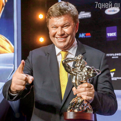 Дмитрий — лауреат нескольких премий «ТЭФИ» как спортивный комментатор и ведущий информационных программ. 2019 г.