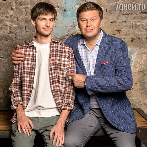 Михаил: «Раньше я поддавался влиянию то папы, то мамы. Начинал маме рассказывать про то, как она не права, потом наоборот. Сейчас стараюсь думать своей головой. Мне кажется, я повзрослел и стал объединяющим звеном. Считаю, что мной можно гордиться чуть больше, чем раньше»