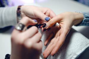Сколько на самом деле стоит маникюр и на чем можно сэкономить