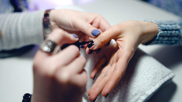 Сколько на самом деле стоит маникюр и на чем можно сэкономить