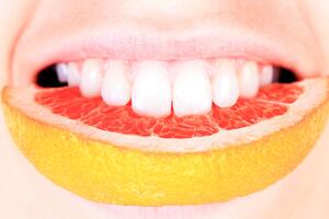 Кислая атака: почему из-за мандаринов, шампанского и майонезных салатов болят зубы