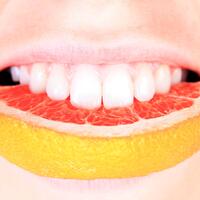 Кислая атака: почему из-за мандаринов, шампанского и майонезных салатов болят зубы