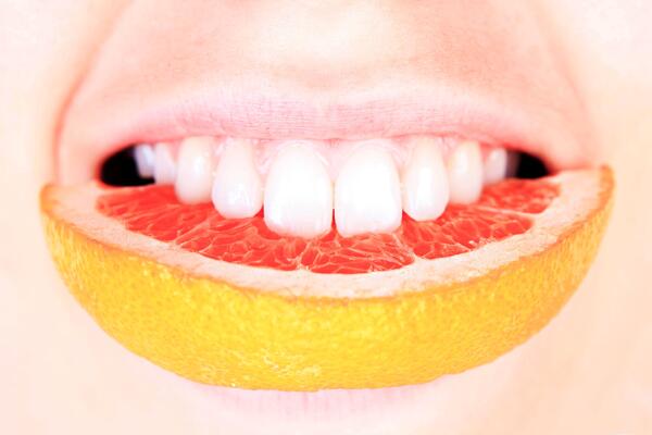Кислая атака: почему из-за мандаринов, шампанского и майонезных салатов болят зубы