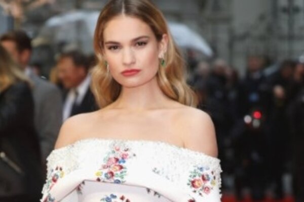 Образ дня: Лили Джеймс в Emilia Wickstead