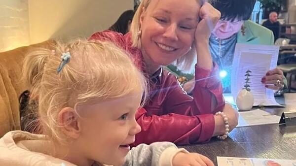 Удивительно похожа: Марина Зудина издалека наблюдает за взрослением внучки Олега Табакова