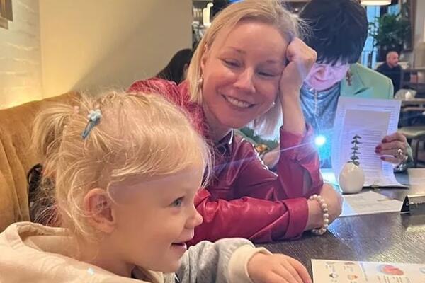 Удивительно похожа: Марина Зудина издалека наблюдает за взрослением внучки Олега Табакова 