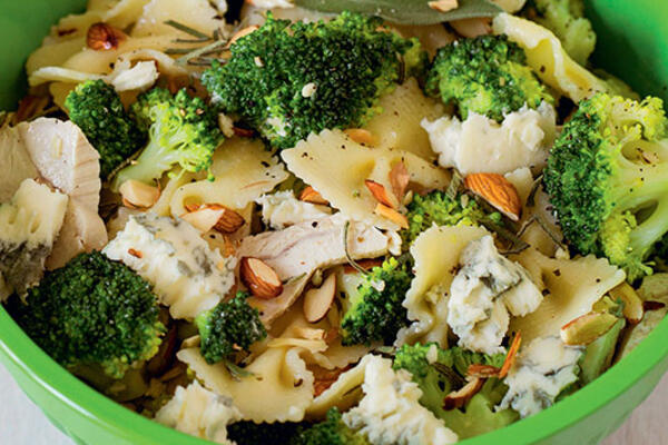 Рецепты от Юлии Высоцкой: на скорую руку — лаваш с запеченными овощами, бантики с курицей, тарталетки с сыром