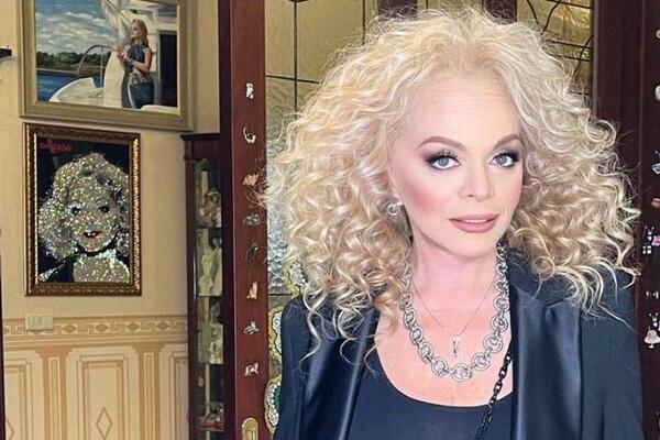 «Морщины и 3 пера на голове»: Лариса Долина показала себя без прикрас