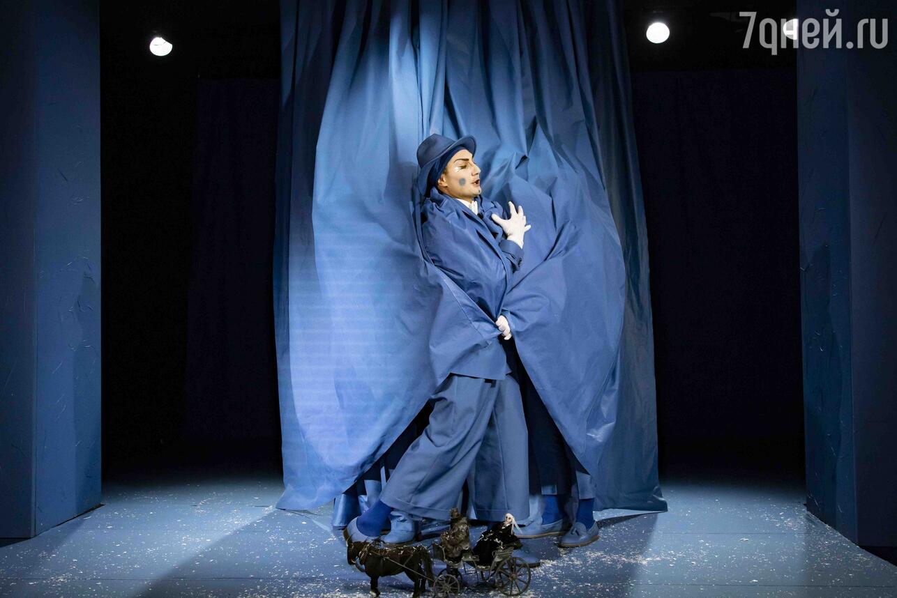 Спектакль бывшие люди. Отелло танцевальный перформанс в театре Вахтангова 2014. Спектакль бывшие фото.