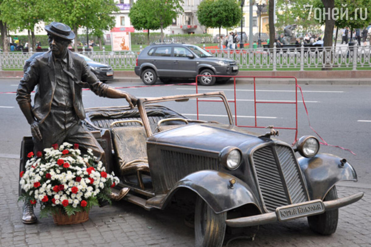 Фото памятника никулину на цветном