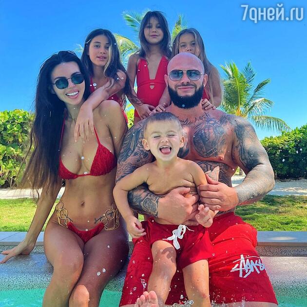 Джиган и Оксана Самойлова с детьми — фото