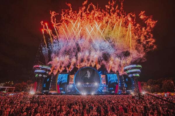 VK FEST в Москве раскрыл полную программу с динозаврами и тайными хедлайнерами 