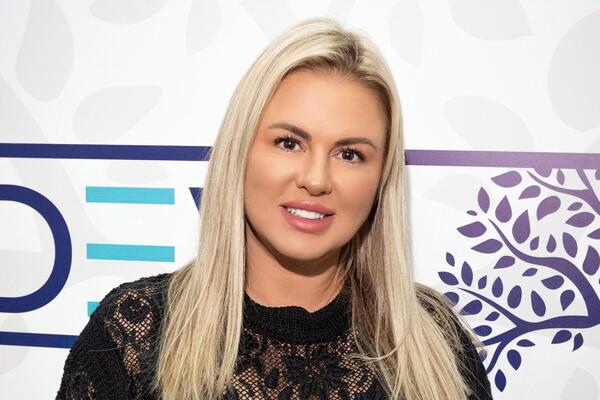 Семенович расцвела рядом с богатым женихом — бессовестно стройная