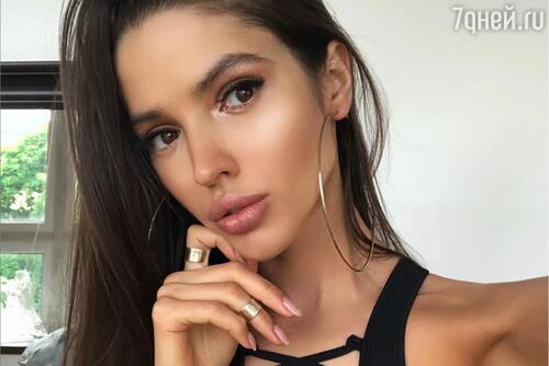 Әйелді көліктің капотына тығып алған