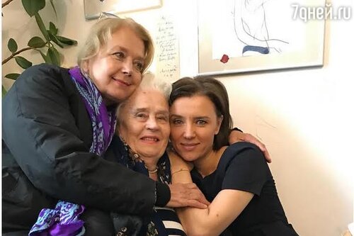Ксения Алферова с мамой и бабушкой