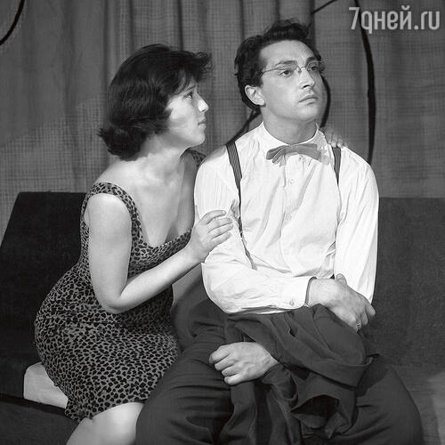 «Миша невероятно талантливый, но со сложным характером. Сколько театров он сменил! В «Современнике» мы даже играли в одном спектакле, но Миша ушел из театра раньше меня». Наталья Архангельская и Михаил Козаков в спектакле «Третье желание» театра «Современник», 1960 год
