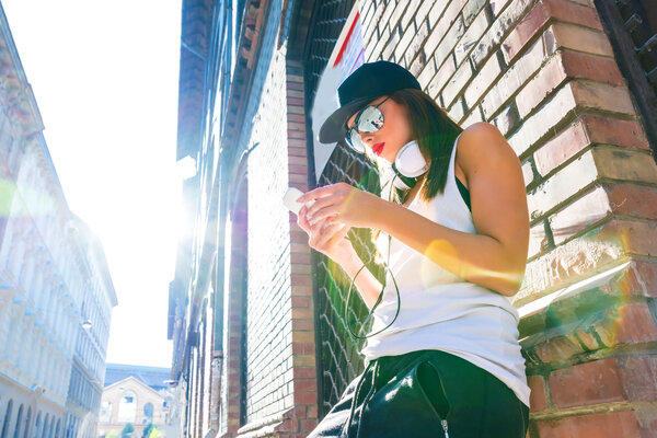 Снова в моде: как носить бейсболки