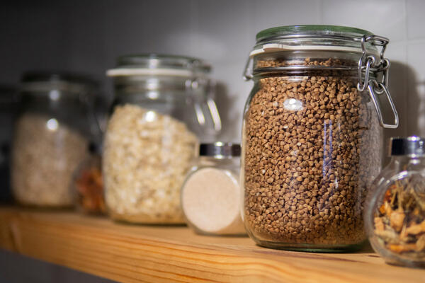 Теперь храню крупу только так — и никаких жучков: эта «закладка» сэкономит деньги