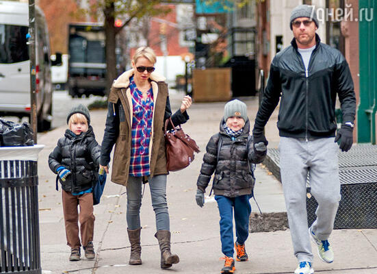 С гражданским мужем актером Ливом Шрайбером и своими сыновьями Александром и Сэмюэлом в Нью-Йорке. Ноябрь 2013 г. 