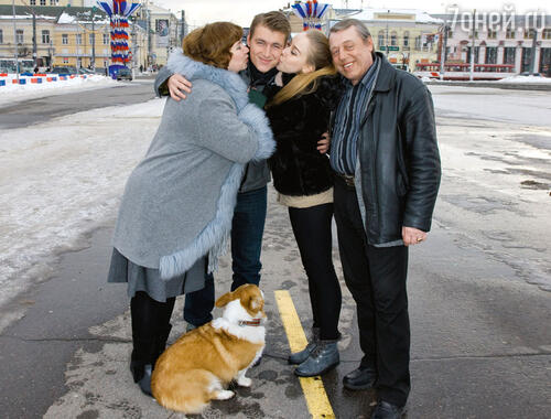 Леша на улицах родного города с мамой Надеждой Николаевной, папой Владимиром Викторовичем, сестрой Галиной и любимой собакой Элвисом