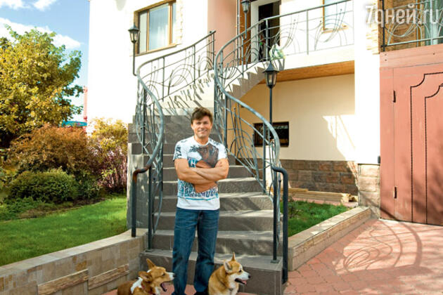 Сергей со своими собаками породы вельш-корги-пемброк Львом и Пьеро