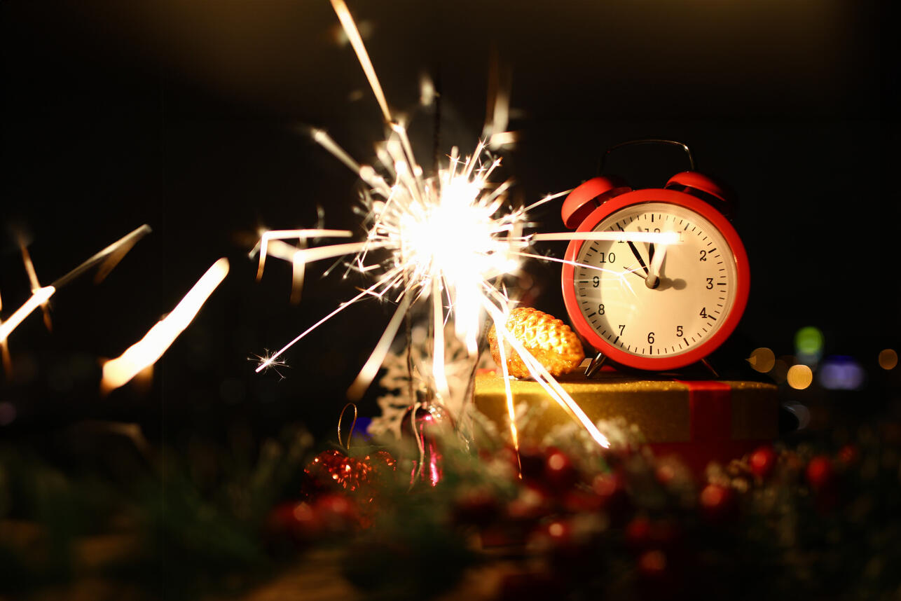 приметы на Новый год, новогодние приметы 2026, приметы на 1 января, что можно делать на Новый год, что нельзя делать на Новый год, новогодние традиции, приметы на замужество, приметы на достаток, как правильно встречать Новый год, обряды на удачу, рабочие приметы, приметы под Новый год, приметы на Новый год 2026