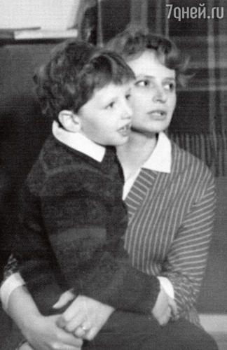 Миша Ширвиндт с мамой Наталией Николаевной. 1967 г.