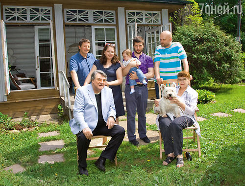 «Прочтя про мои наивные ухаживания за Наталией Николаевной, читатель выскажет пожелание: «Просим в дальнейшем этого маразматика на страницы нашего любимого издания не допускать»