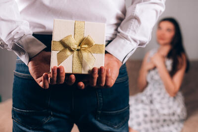 Подарки на 8 Марта: что подарить женщине, чтобы она точно оценила