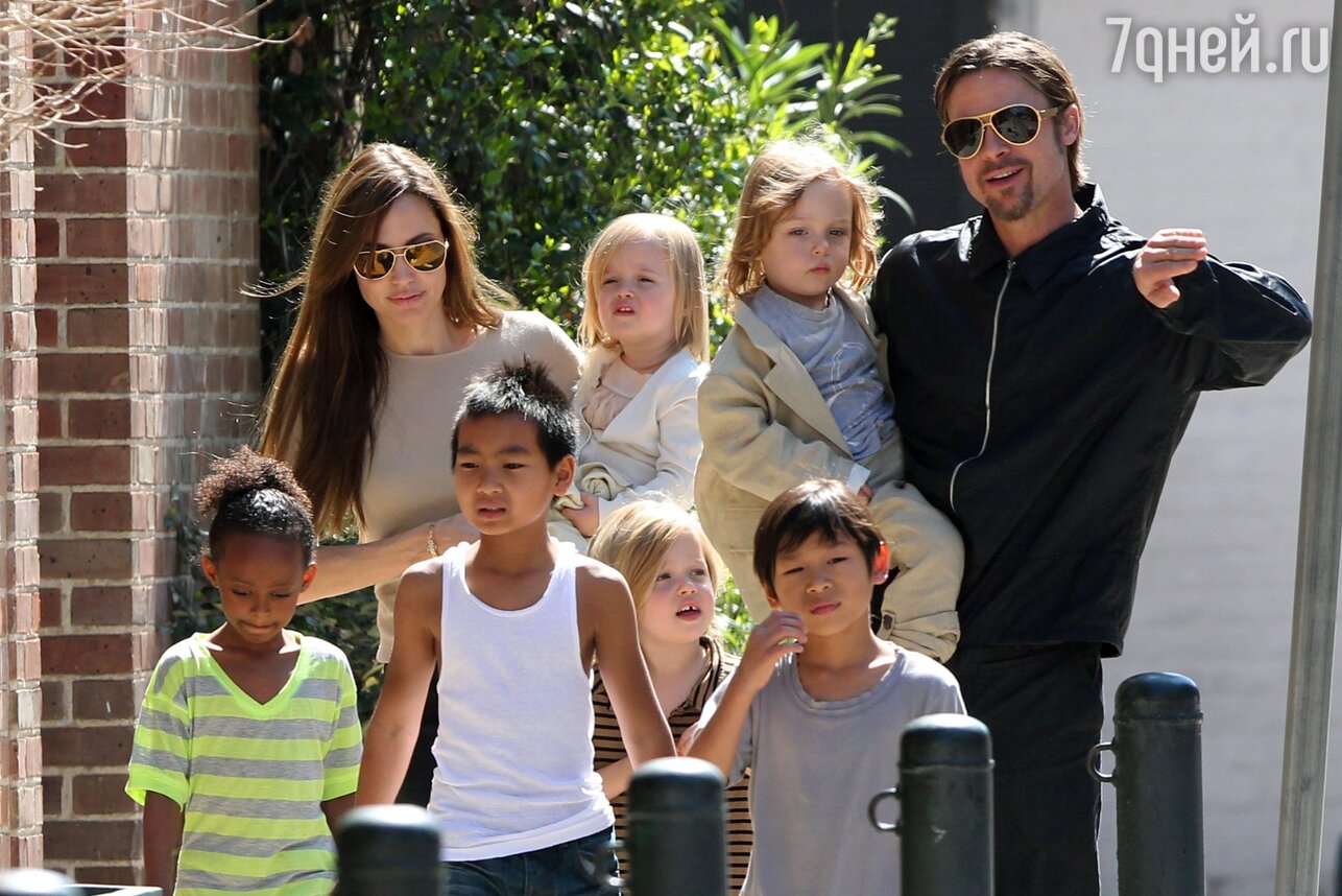Питт и Джоли с детьми
