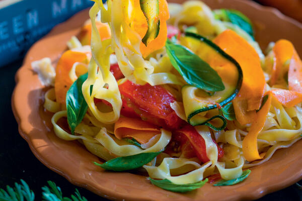 Рецепты от Юлии Высоцкой: цветная итальянская лапша, теплый салат с лисичками и персиковый пудинг