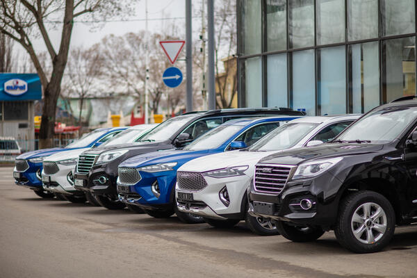 Стало известно, какие китайские автомобили покупают чаще всего в России и в мире