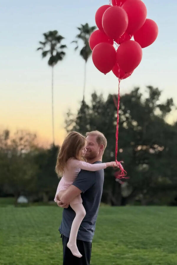 Совсем на нее не похожа: Меган Маркл впервые показала лицо своей подросшей дочери Совсем на нее не похожа: Меган Маркл впервые показала лицо своей подросшей дочери