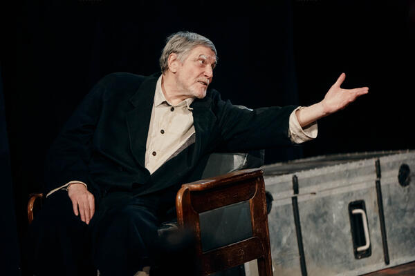 Борис Дьяченко примерит костюм шекспировского короля