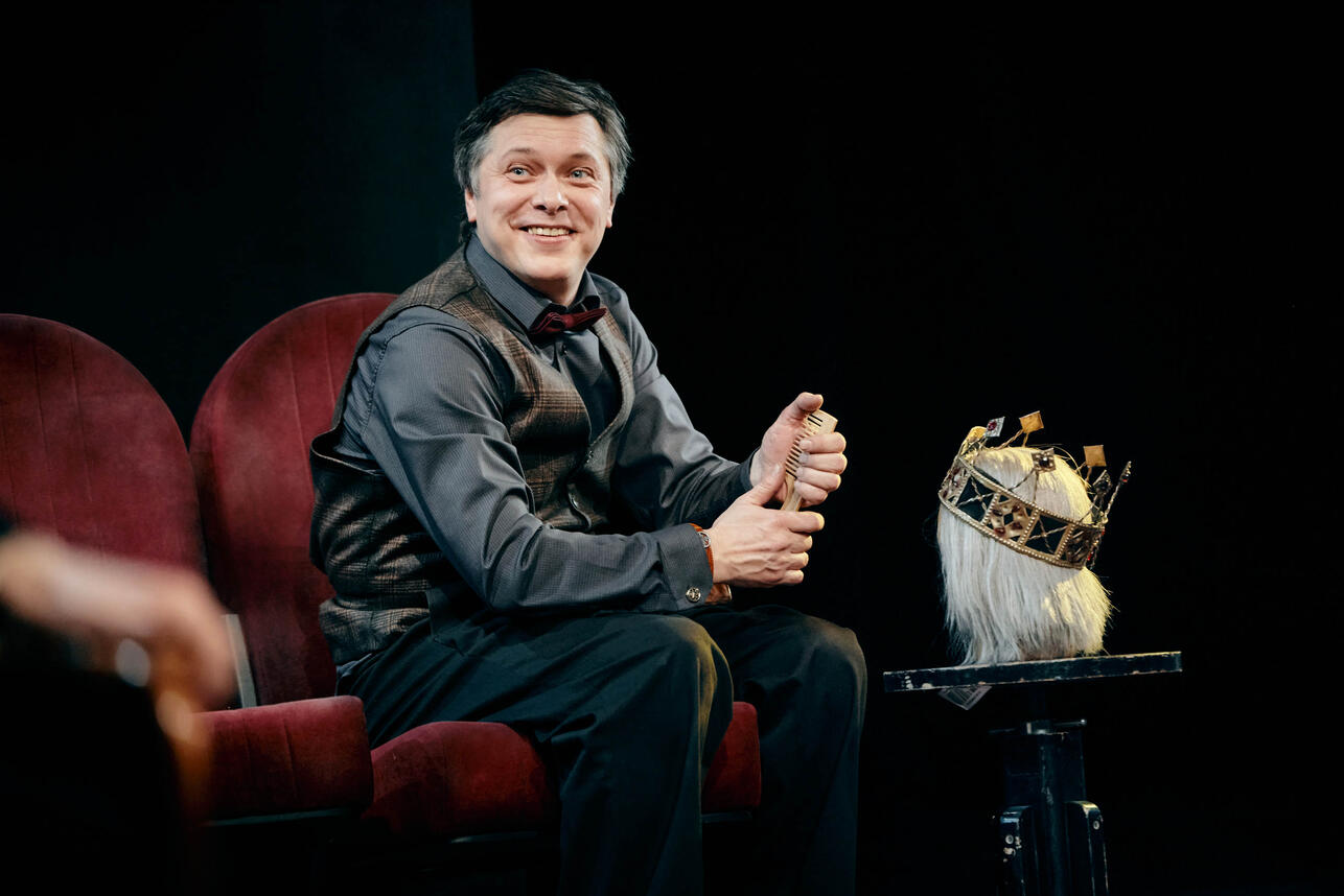 Борис Дьяченко примерит костюм шекспировского короля