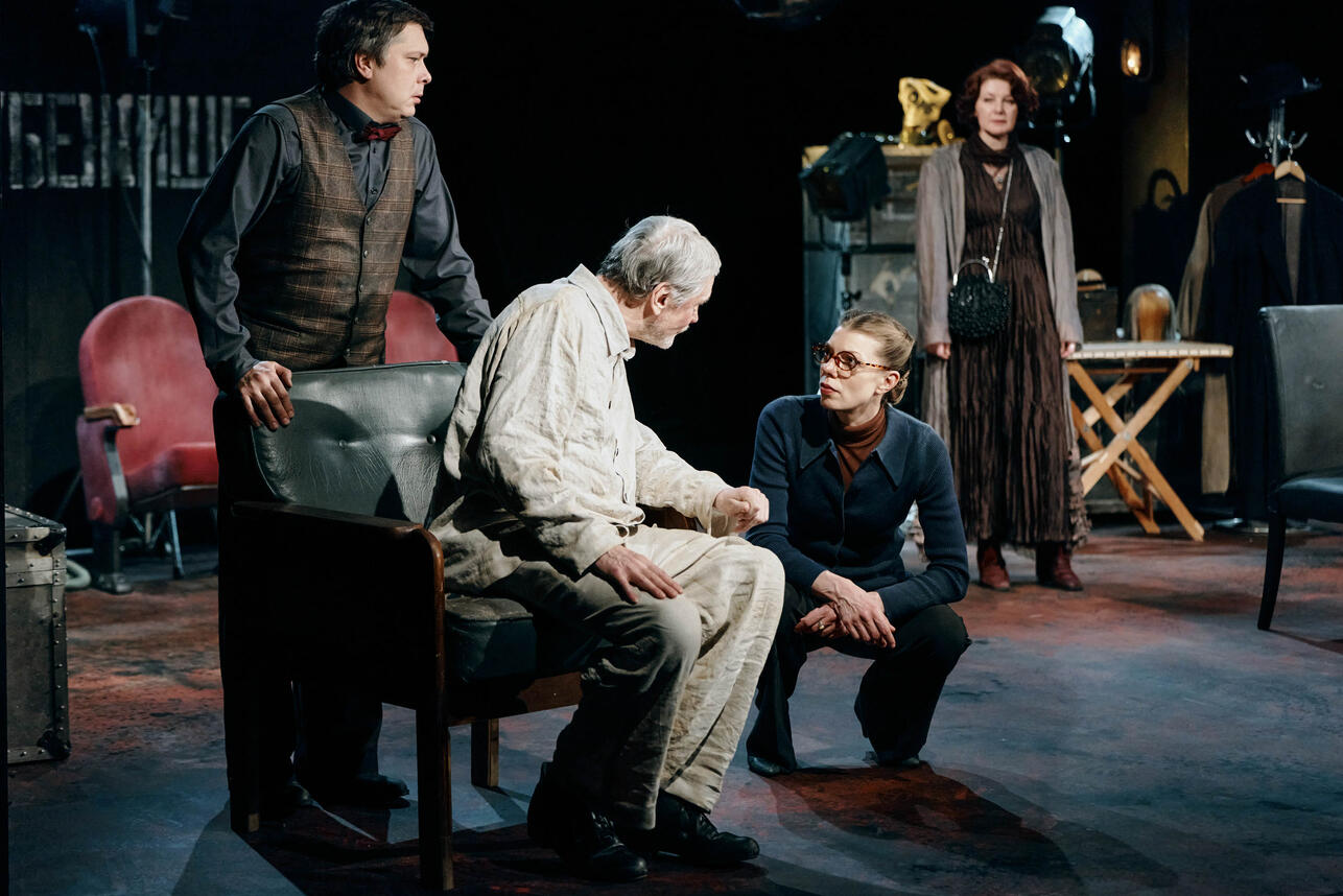 Борис Дьяченко примерит костюм шекспировского короля