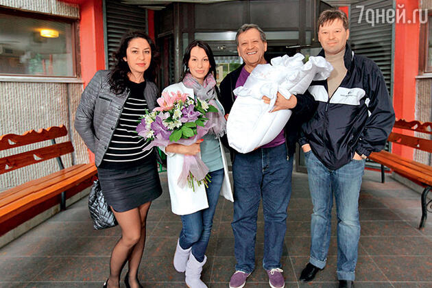 Мама Анны  Алла Анатольевна, Анна, Борис Грачевский с новорожденной Василисой на руках,  его сын Максим