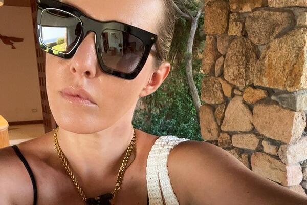 Ксения Собчак порезвилась с накачанным мужчиной в бассейне