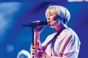 Изменила прическу и не прячет морщинки: как сейчас выглядит 56-летняя Варум