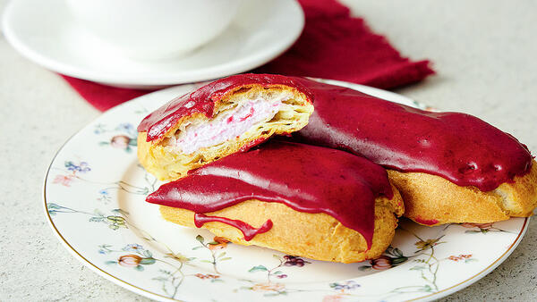 Александр Белькович: эклеры с творогом и черной смородиной