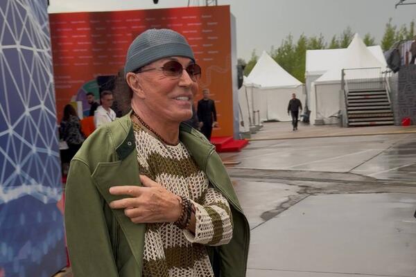 Нашел замену Вайкуле: 77-летний Леонтьев сразил зрителей на «Новой волне 2026» дуэтом с красоткой