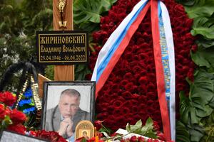 Не появившийся на похоронах сын Жириновского приехал на могилу отца